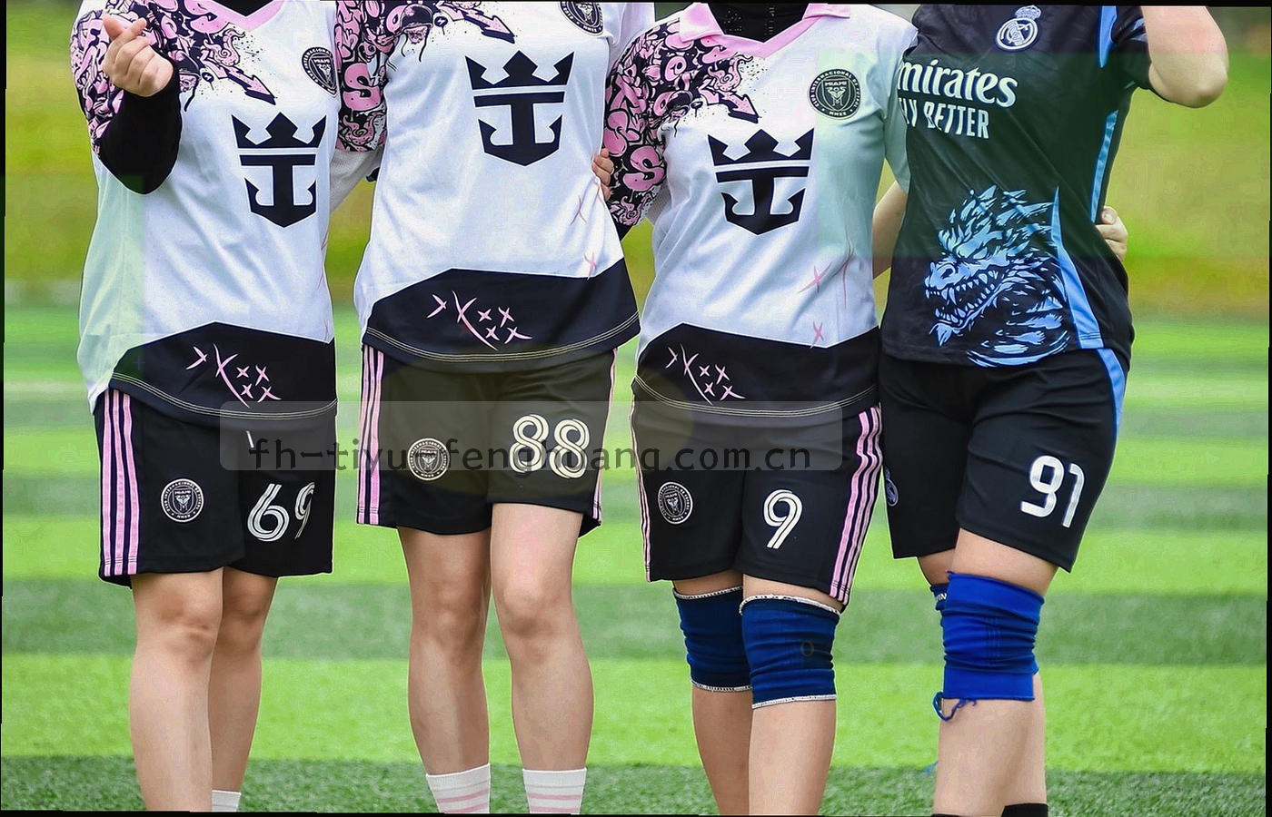 笔记本电脑、平板和手机并列展示凤凰体育中文版界面